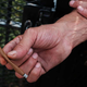 Un hombre sostiene un cigarrillo K2